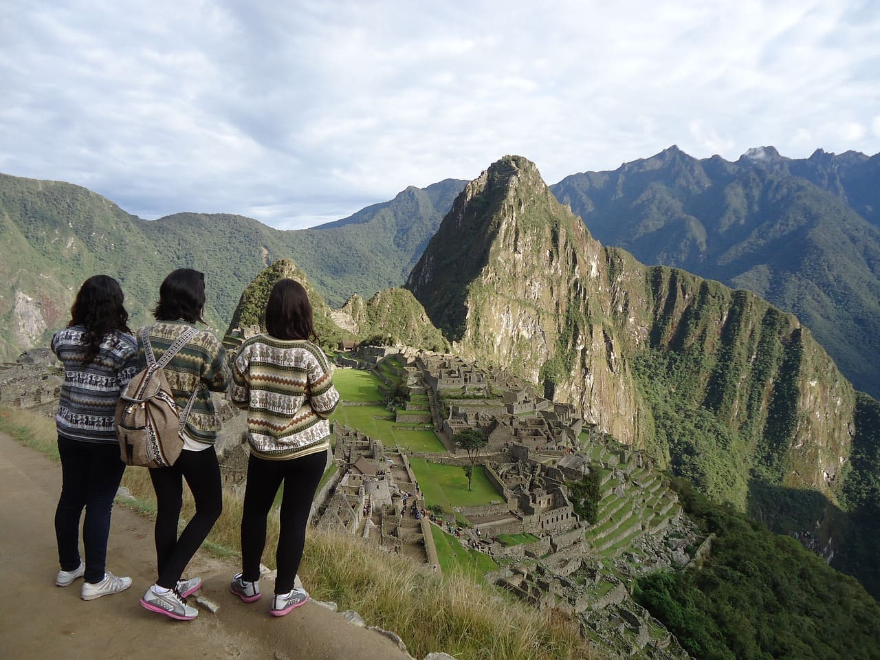 Grupo de turistas em Machu Picchu ao amanhecer