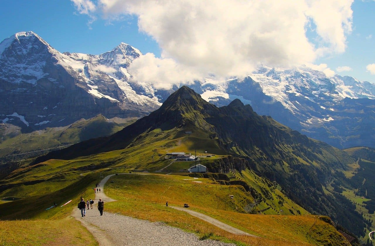 Paisagem natural com trilhas e montanhas, representando um destino de turismo sustentável e eco-friendly.