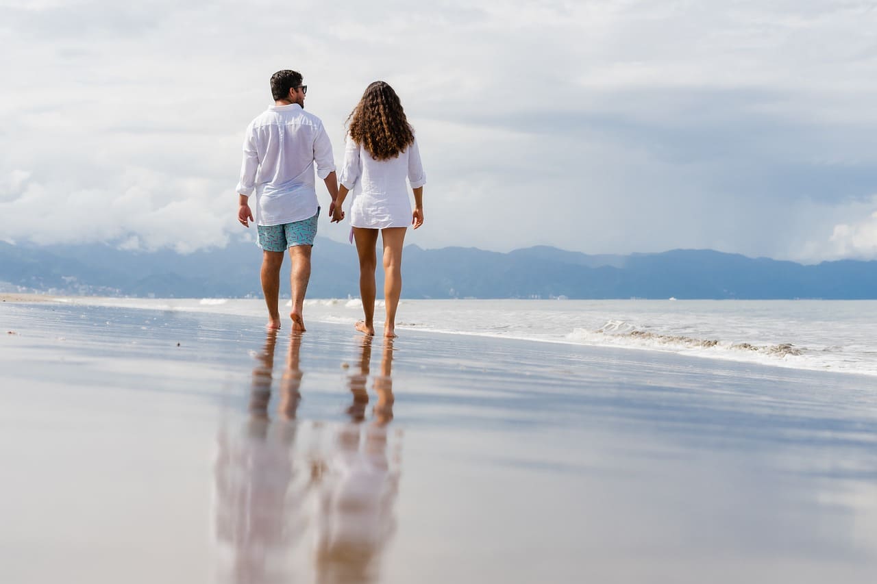 Casal em uma viagem romântica durante a lua de mel em um destino paradisíaco